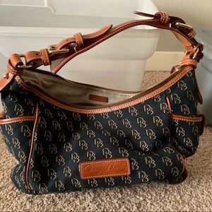 *final price* Dooney signature handbag. Like new.